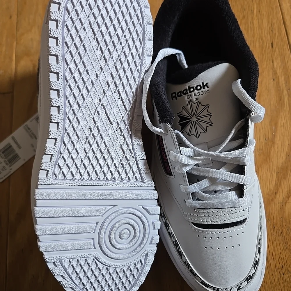 NWT Reebok girls size 5 Sneakers - White with Black Accents Pink letters